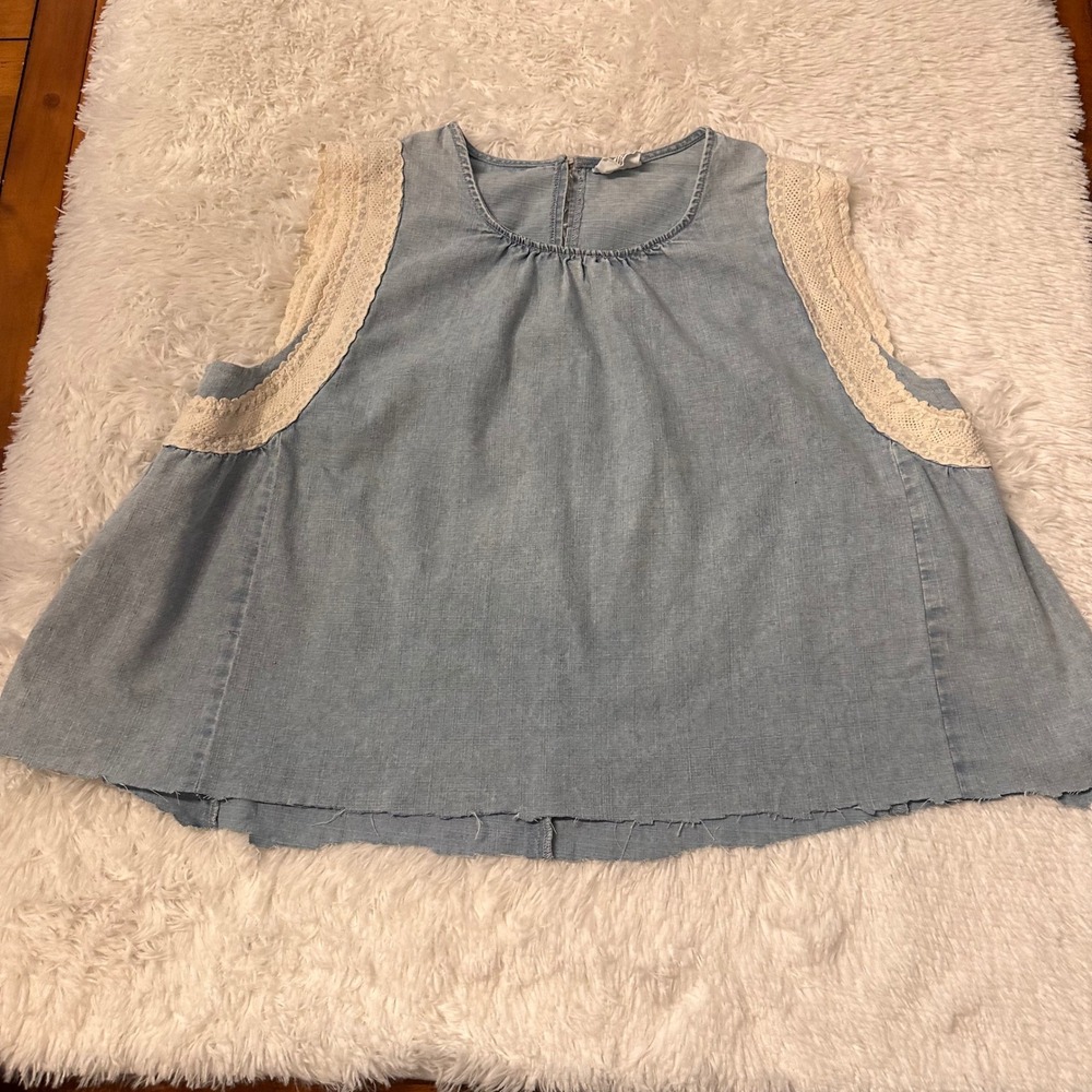 New IN Womens Blue Chambray Crochet Lace Trim Sleeveless Tank Top Medium - Picture 2 of 9